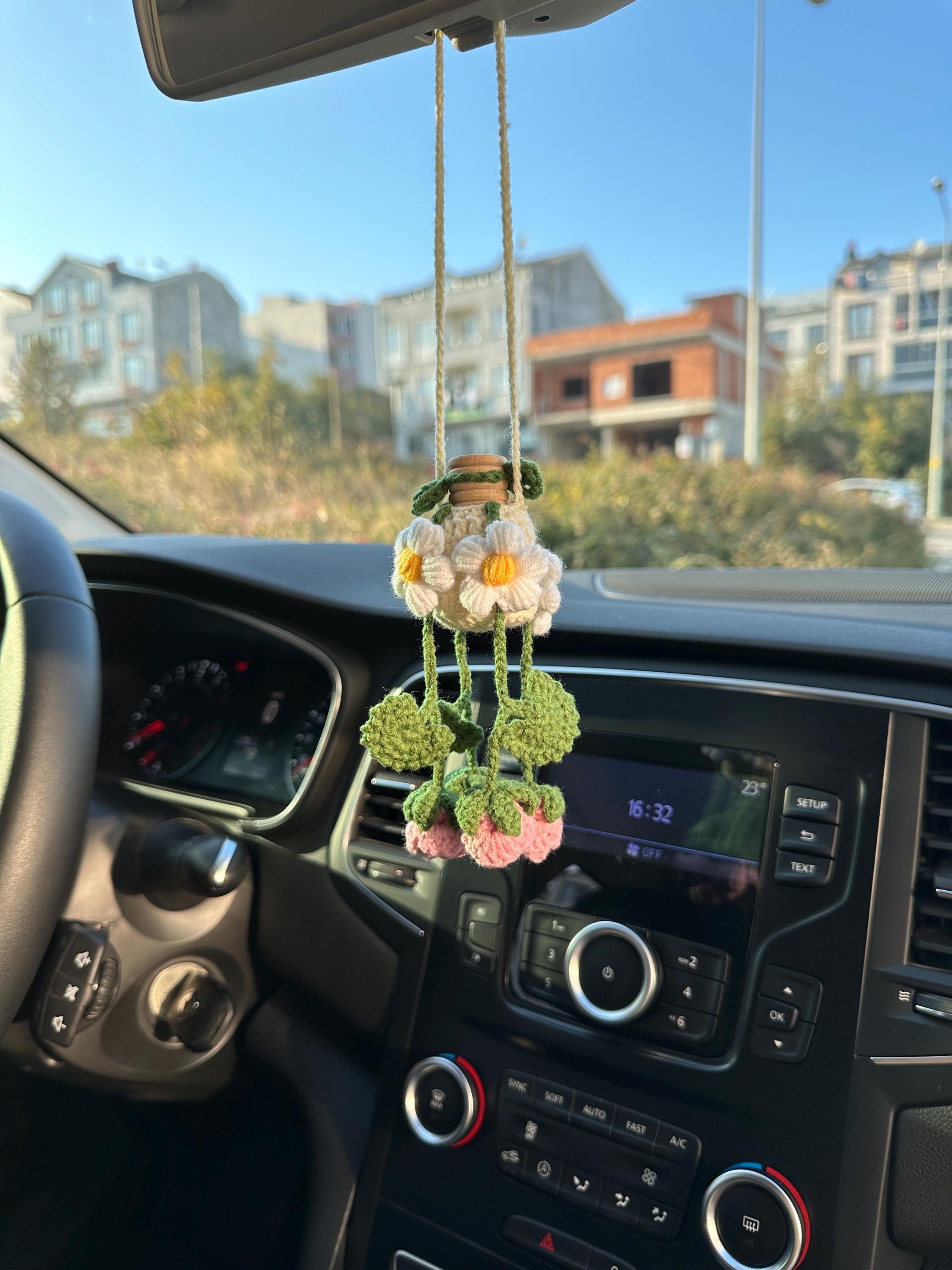 Diffusore per auto a forma di fiore all'uncinetto: deodorante per ambienti ricaricabile con oli essenziali.
