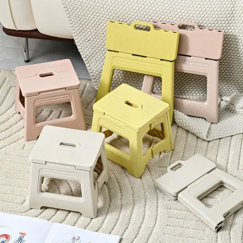 Klappbarer kleiner Kunststoffhocker für den Außenbereich, Hand in Hand, Hebehocker für Züge, Angelhocker, Schrumpfhocker, Badhocker