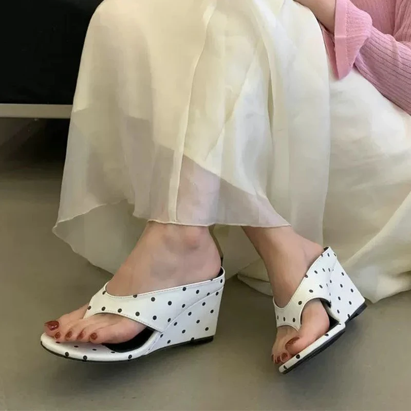 Keilsandalen für Damen mit Zehenclip, Strandschuhe, High Heels, Pantoletten, Sommer-Freizeitschuhe, Flip-Flops 2026 Neu, Elegante Pumps, Geh-Flip-Flops