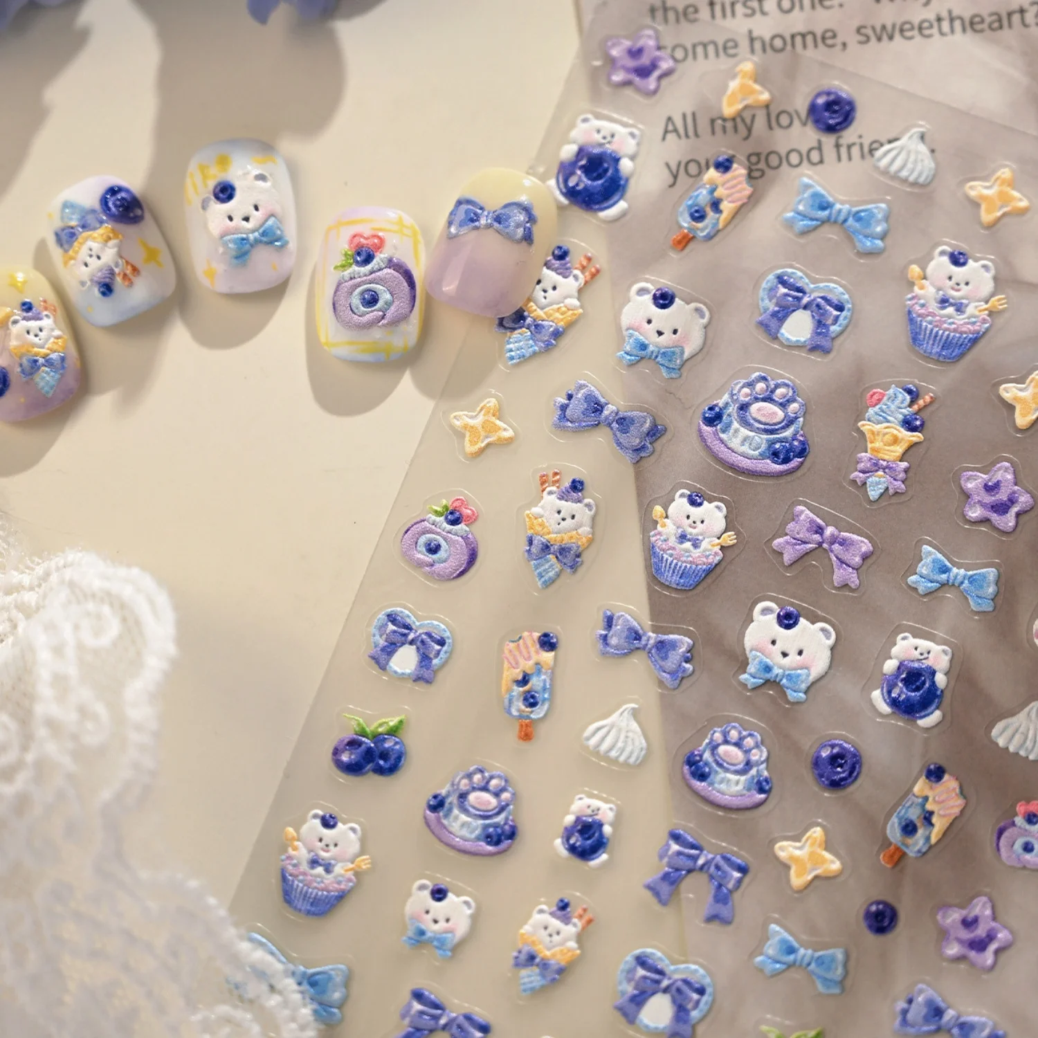 5D Blau-Weißer Bär Blaubeer-Cupcake Eiscreme Blau-Lila Schleife Katzenpfote Creme-Rolle Geprägte Bären-Dessert Nagelkunst-Aufkleber Image