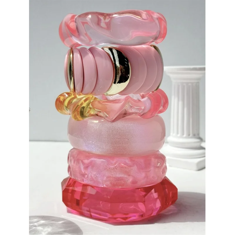 Transparentes, glänzendes, rosafarbenes, geometrisches, unregelmäßiges Spiralen-Armband, quadratisches, rundes Harz-Armband, Sommer- und Urlaubsdekoration am Meer, Schmuck Image