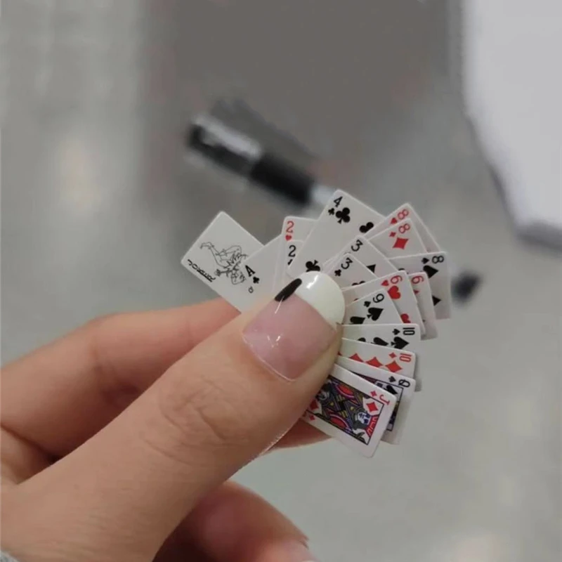 Divertenti simpatici mini carte da gioco Giochi da poker Carte super piccole Parodia Regali Giocattoli da viaggio Scherzo Puntelli Carta da poker in miniatura per casa delle bambole