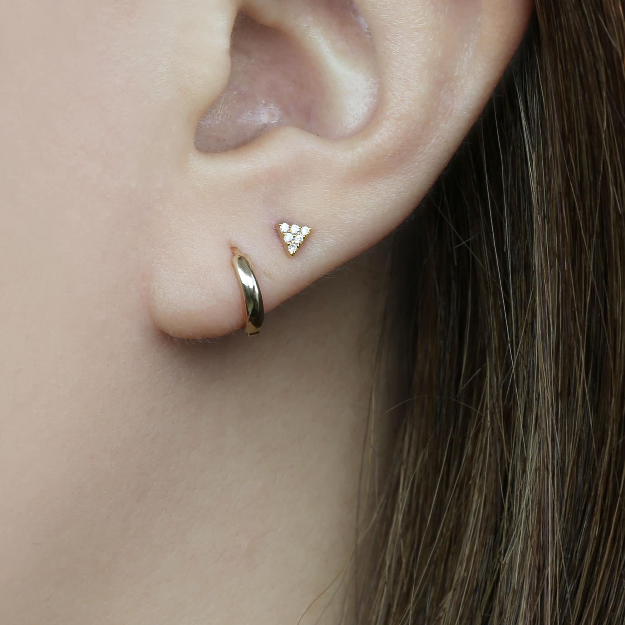 Orecchino a bottone in oro massiccio 14k con piccolo triangolo e zirconi cubici, piccolo orecchino a bottone in oro, orecchino minimalista, orecchino