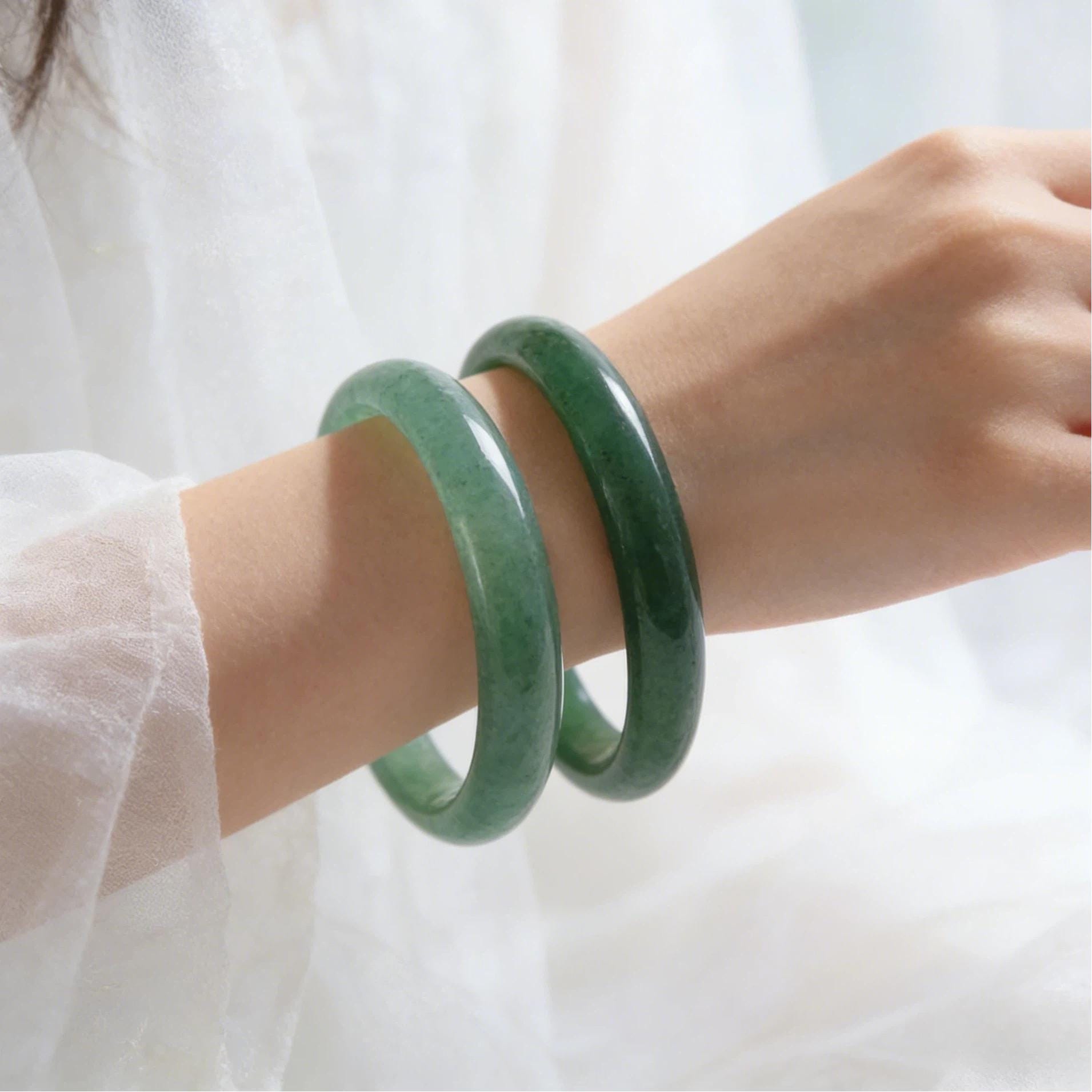 Bracciale rigido in giada verde, bracciale in giada naturale, gioielli classici in giada, bracciale rigido spesso in giada, bracciale elegante per reg