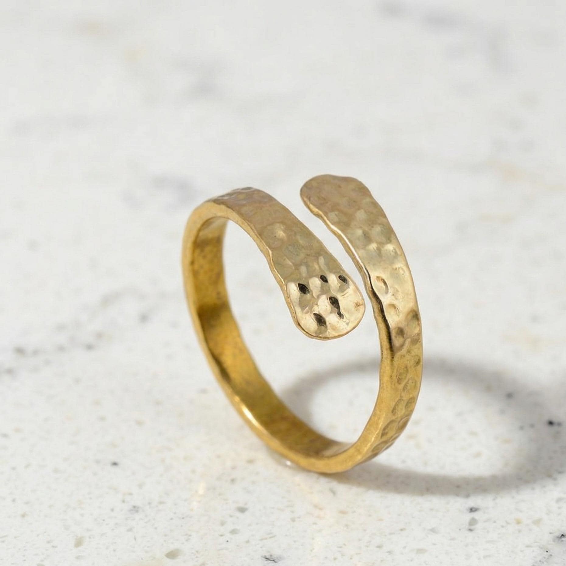 Anello per alluce in oro martellato fatto a mano: anello bypass in oro martellato / anello per pollice regolabile in ottone / fascia aperta minimalist