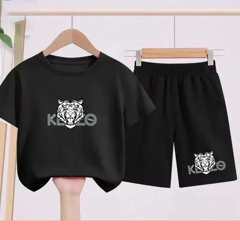 Sommerliche schwarz-weiße T-Shirts für Kinder, kombiniert mit atmungsaktiven und schnell trocknenden Sportoutfits – geeignet für Kinder von 3 bis 13 Jahren Image