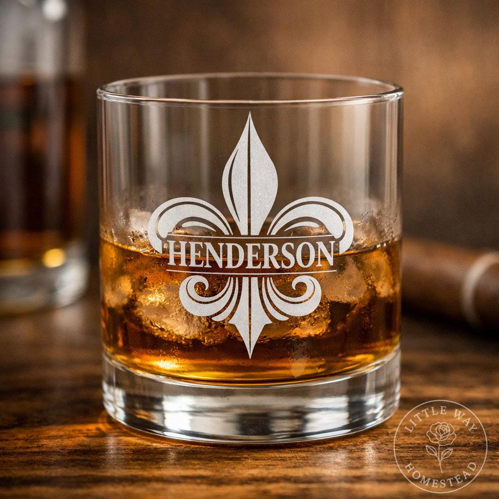Bicchiere da whisky personalizzato con giglio, bicchiere da whisky personalizzato con cognome, bicchiere da bourbon inciso, regalo per testimoni dello