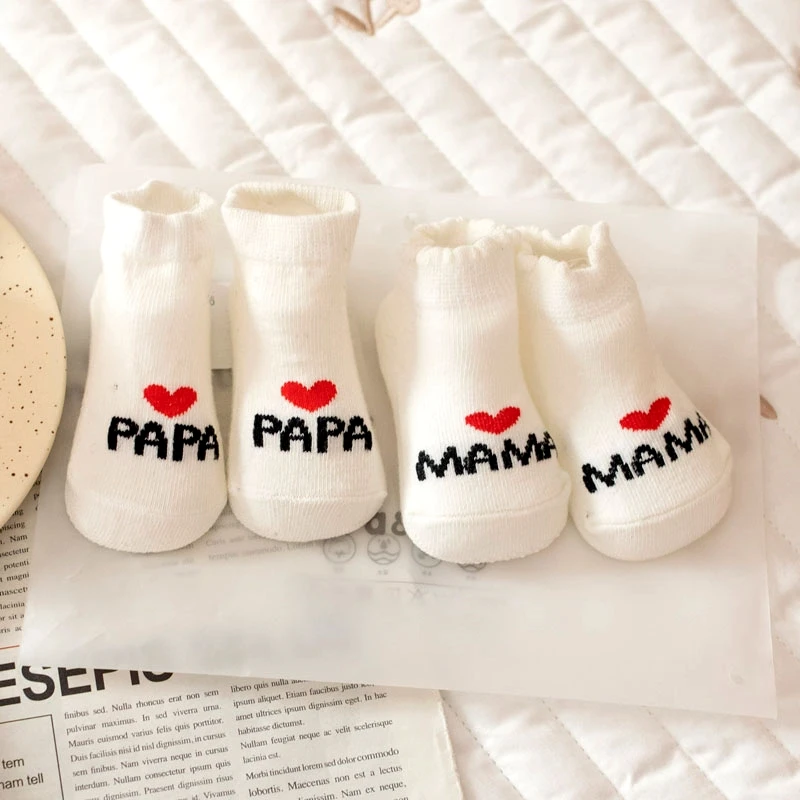 2 Paar Socken für Neugeborene, Mädchen und Jungen, weiß, niedlich, Liebe, MAMA, PAPA, Bebe, Baumwollsocken, Geschenk, Kleinkind, Crew-Socken, Pack-Design Image