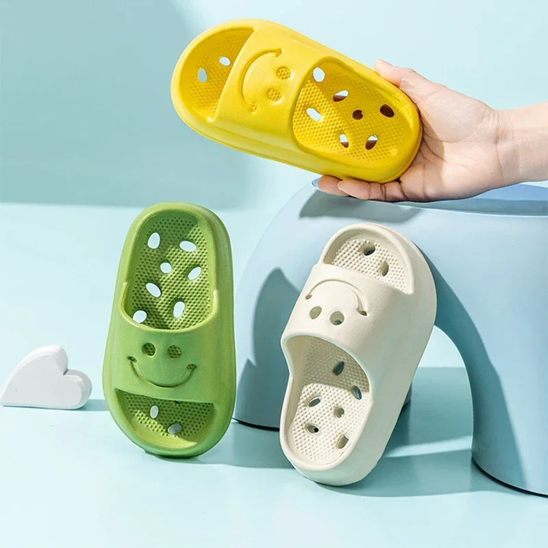 Kinder Hausschuhe Jungen EVA Lächelndes Gesicht Badezimmer Hausschuhe Sommer 2-14 Jahre altes Mädchen Anti Slip Hohl undichte Junior Schuhe Image