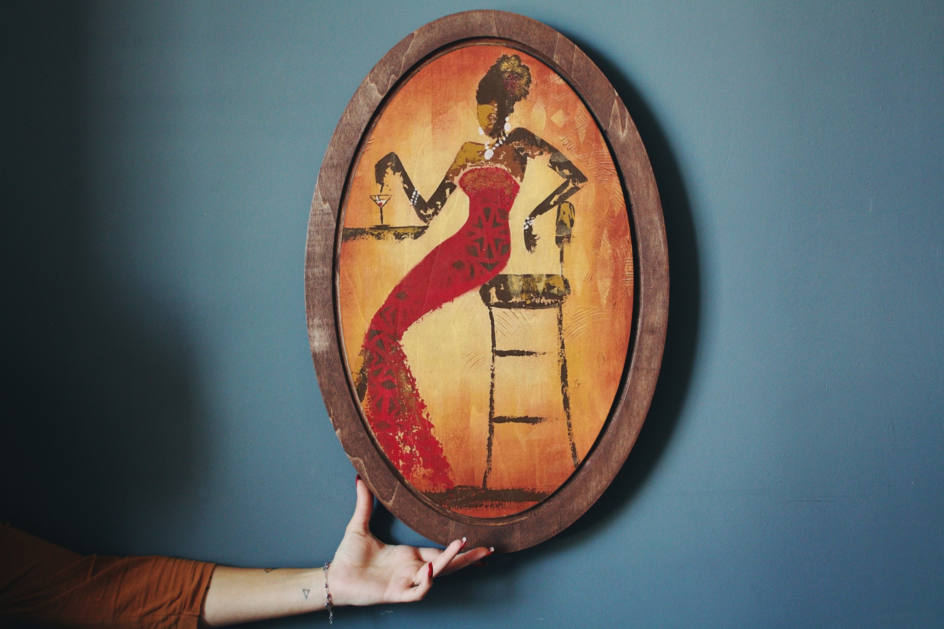 "Quadro \"Saloon Woman\": dipinto ovale vintage, targa in legno, decorazione vintage per la casa, arte murale vintage, decorazione murale ovale, arte vit"