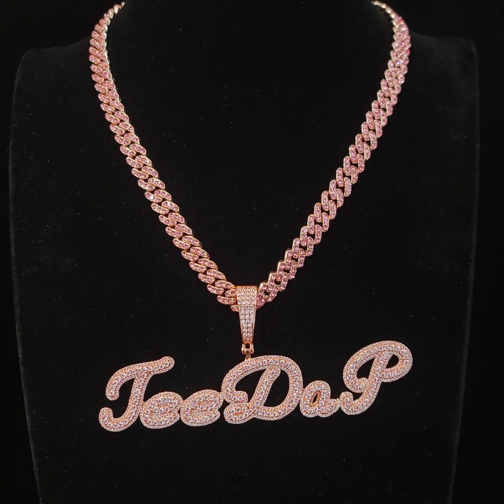 Benutzerdefinierte Charme rosa Buchstaben Anhänger Design Iced Out Namen Halskette für Frauen kursive erste Hip Hop Typenschild Mädchen Hochzeitsgeschenke