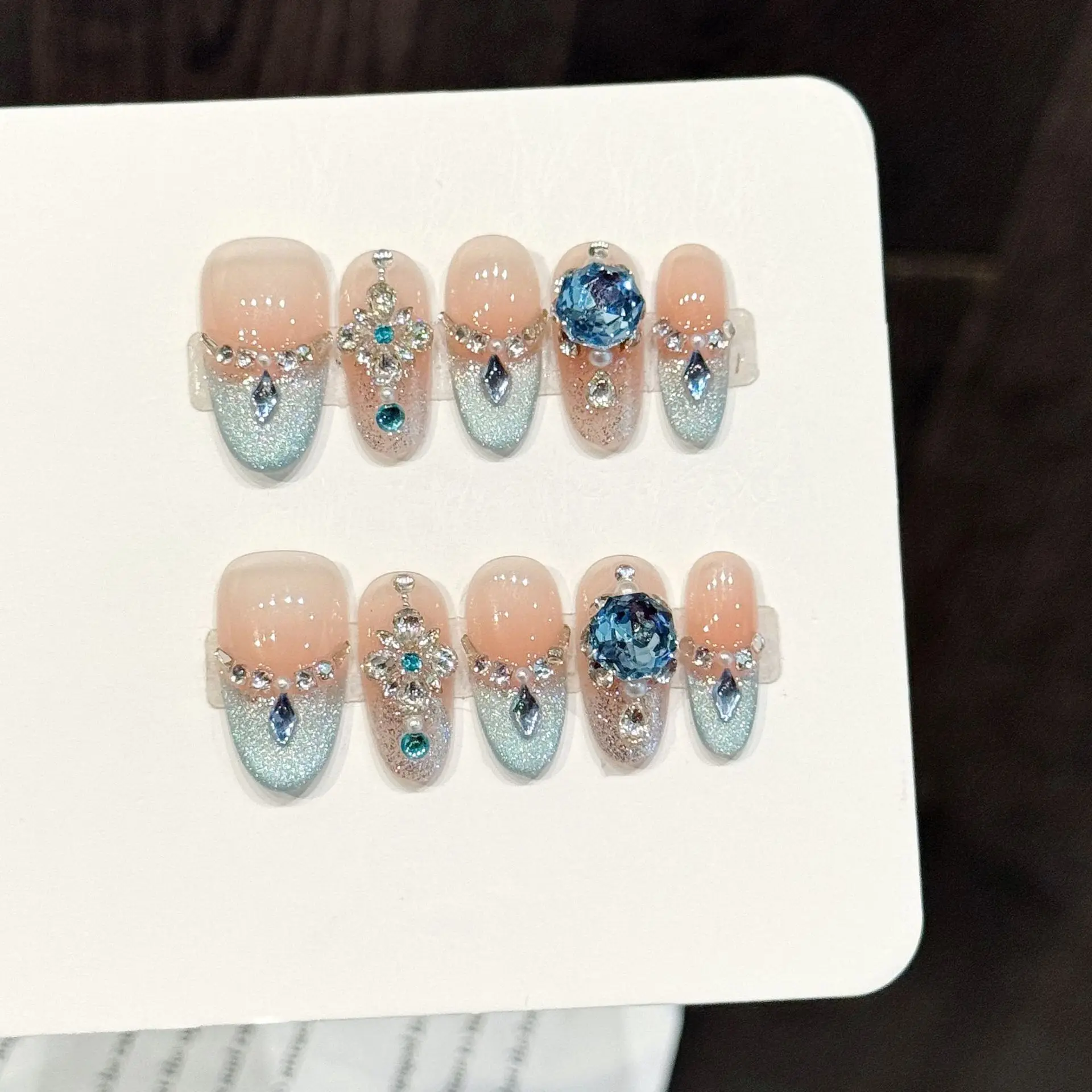 10 Stück ovale handgefertigte Press-On-Nägel, luxuriöser Stil mit rosa und blauem Farbverlauf, geeignet für Festivals, Partys und den täglichen Gebrauch. Image