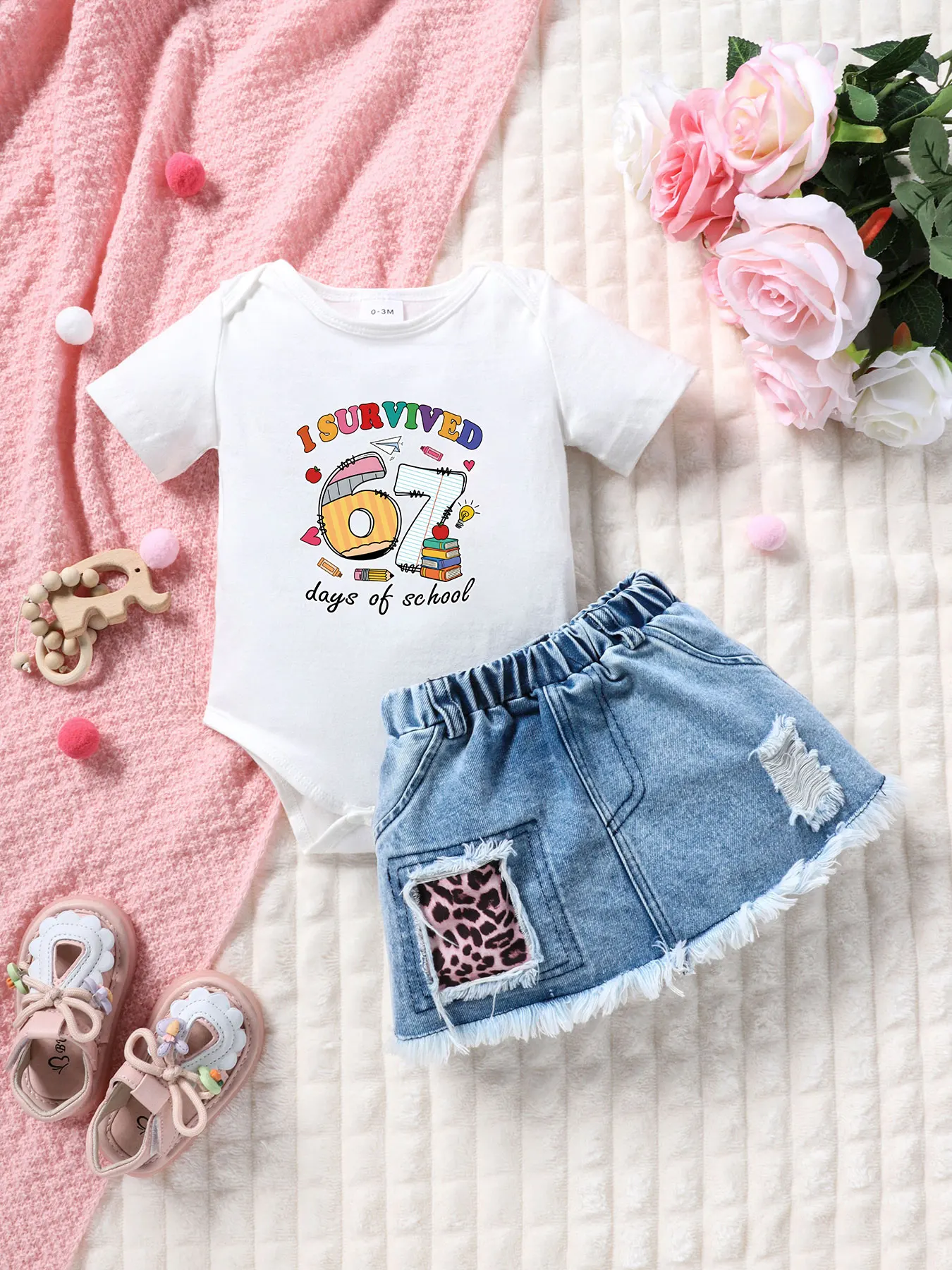 Sommer-Outfit für Kleinkinder 'Ich Überlebte 100 Tage Schule' Themen-Schuluniform-Stil Kurzarm-Strampler + Jeans-Minirock Set Image