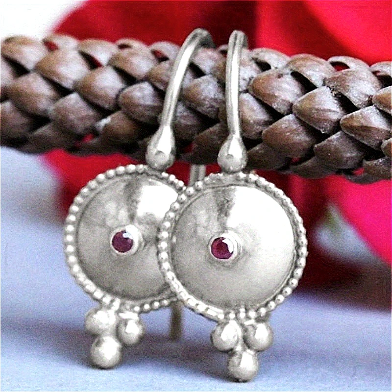 Ethnischer Stil, Vintage-Stil, eingelegter roter Zirkonia, silberner Anhänger, Ohrringe, Damenmode, Charme, kreative Ohrringe, Schmuck, Geschenke Image