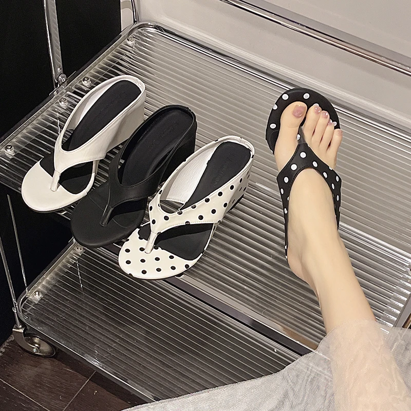 Polka Dot Damen Keilabsatz-Flip-Flops, Sommer-Plateau-Sandalen mit Zehenclip, High-Heel-Slipper, lässige Strand- und Party-Slides für Damen