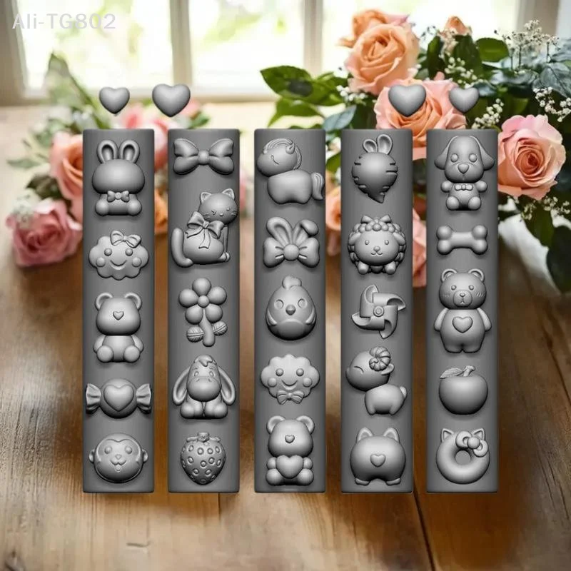 Neosfg Cartoon Niedliche Tiere 3D Silikon Nagelform DIY Frucht-Design Transparente Form Maniküre-Design-Werkzeuge Nagelkunst-Dekoration Image