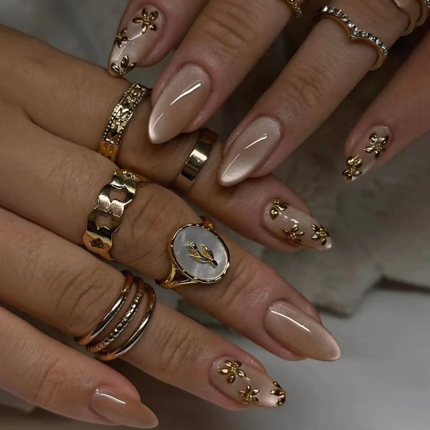 24 Stück rosa Katzenaugen-Nagelaufkleber, mittelgroße Mandelform, dreidimensionale Vergoldung mit floraler Vergoldungsdekoration, schlichter Stil, sm Image