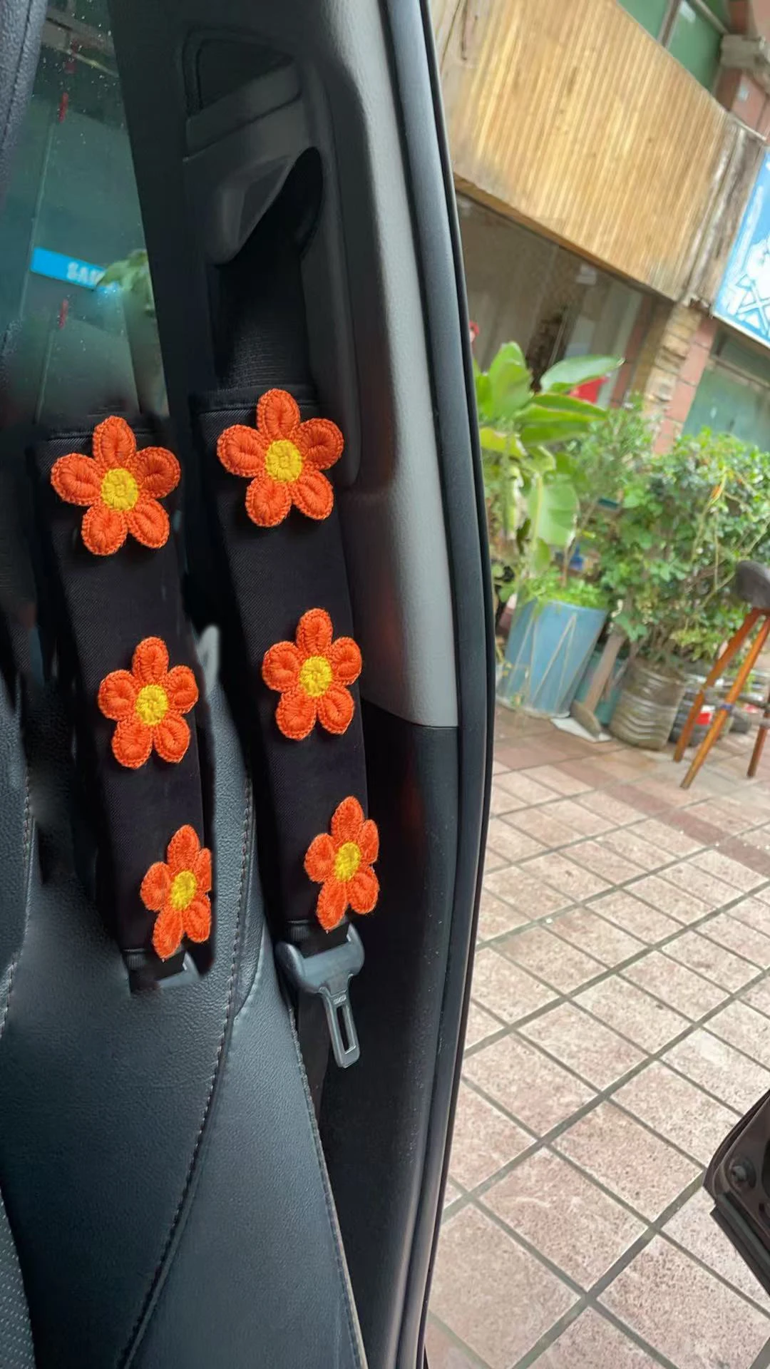 Schulterschutz für Autosicherheitsgurt, weißer Schwimmer mit weicher Anti-Klemm-Schutzhülle, Damen-Göttin-Auto-Innendekoration Image