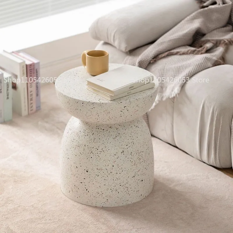 Cream Style Creative B&B Side: Ein paar Designer-Sofas im japanischen Wabi-Sabi-Stil, Couchtisch, Nachttisch im hellen Luxus-Eckdesign