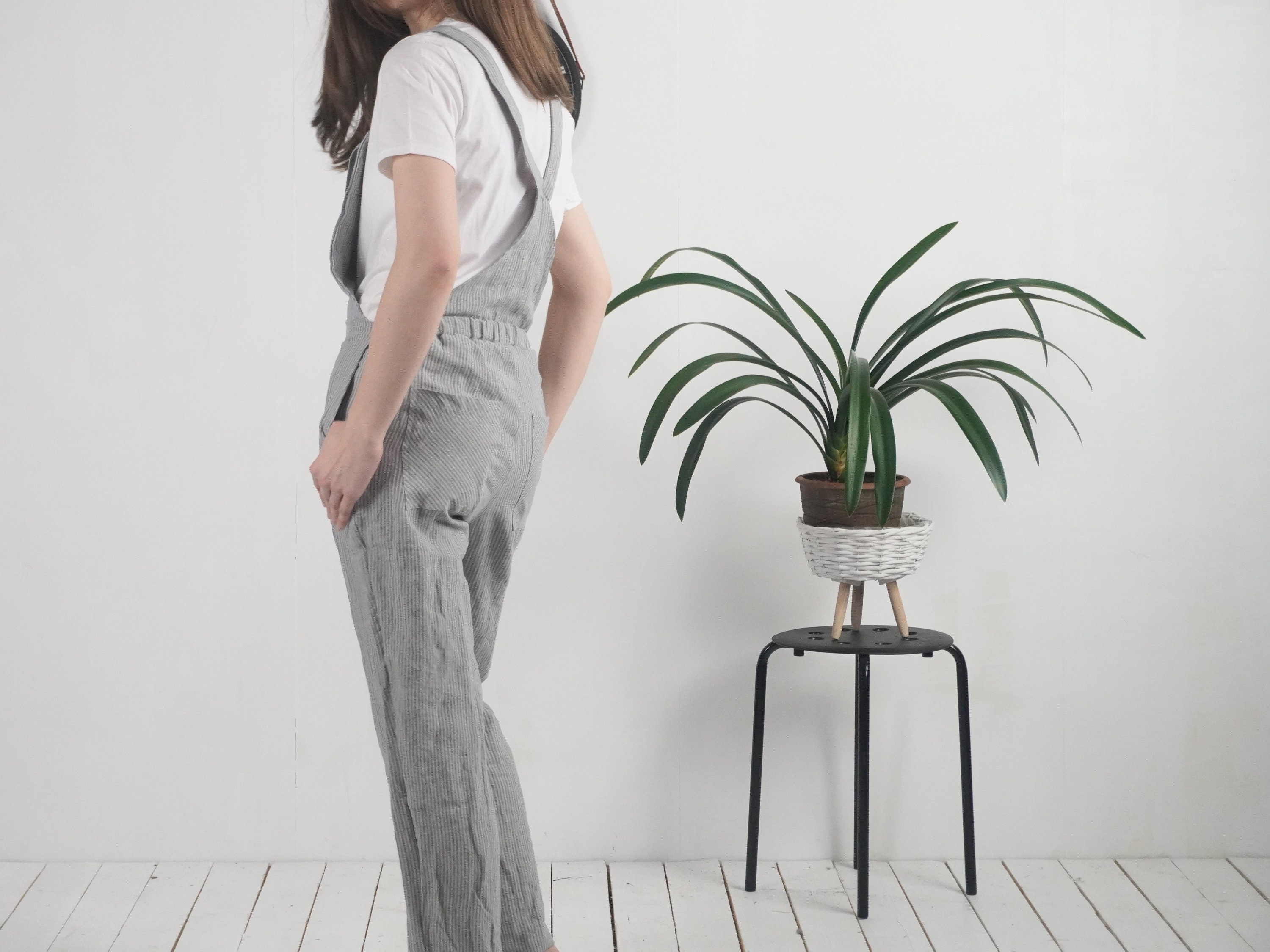 Salopette in lino. Tuta intera in lino. Tuta intera da donna. Tuta intera casual da donna. Salopette in lino. Tuta intera in lino con tasche posterior