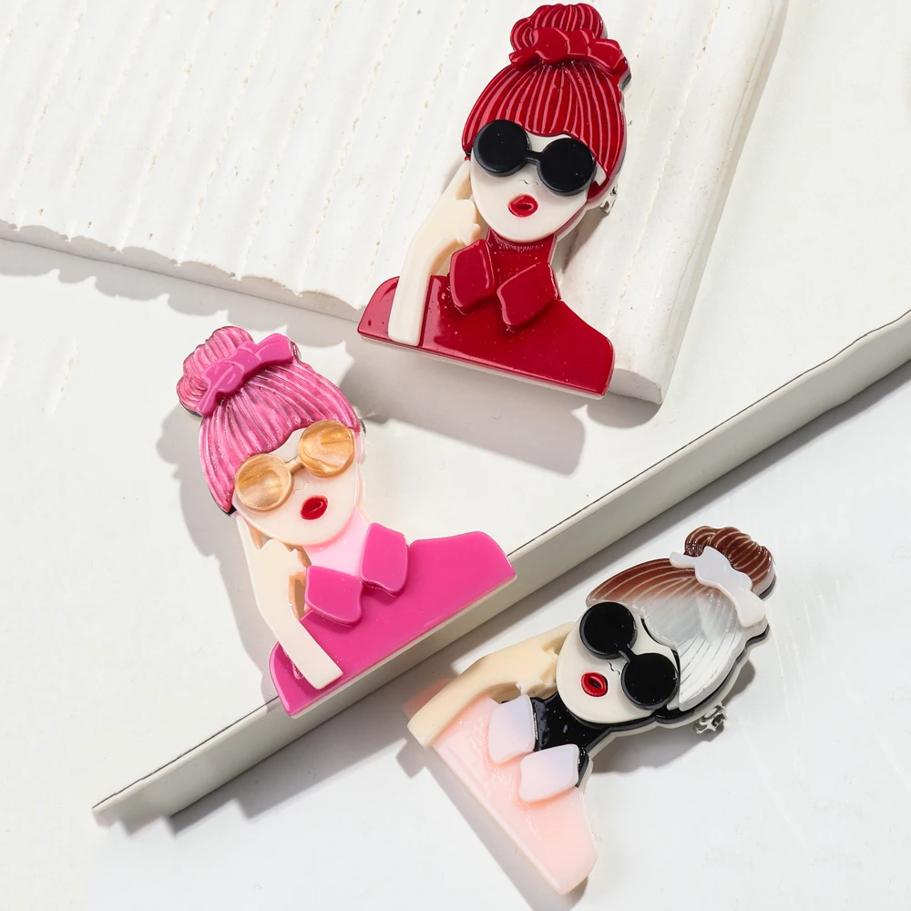 Mode Rot Rosa Schönheit Mädchen Acryl Broschen für Frauen Cartoon Gläser Dame Brosche Abzeichen Anstecknadeln Casual Schmuck Zubehör