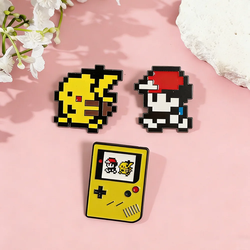 3er-Set Cartoon 8-Bit Pokémon Emaille-Pins: Pikachu & Trainer Ash Gameboy Anstecknadeln – Niedliche Pixel-Art Broschen & Abzeichen als Schmuckgeschenk Image