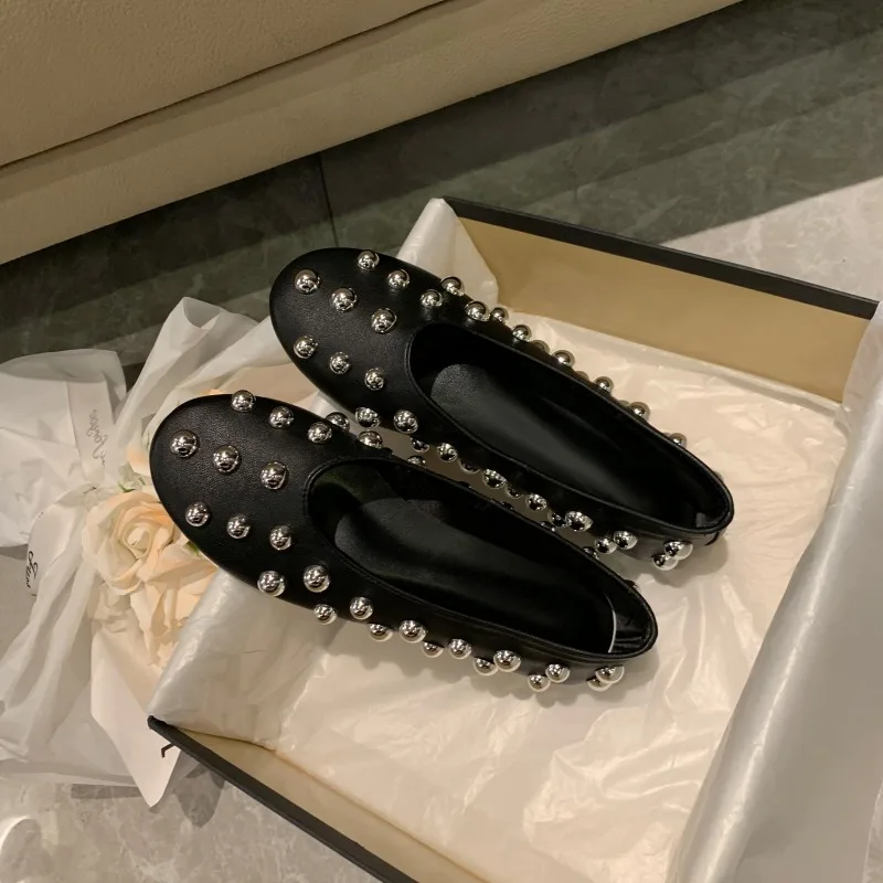Frauen Casual Schuhe Neue Niet Runde Kopf Flache Beiläufige Turnschuhe Frauen Luxus Ballett Silber Ball Metall Hohl Mary Jane Schuhe Frauen