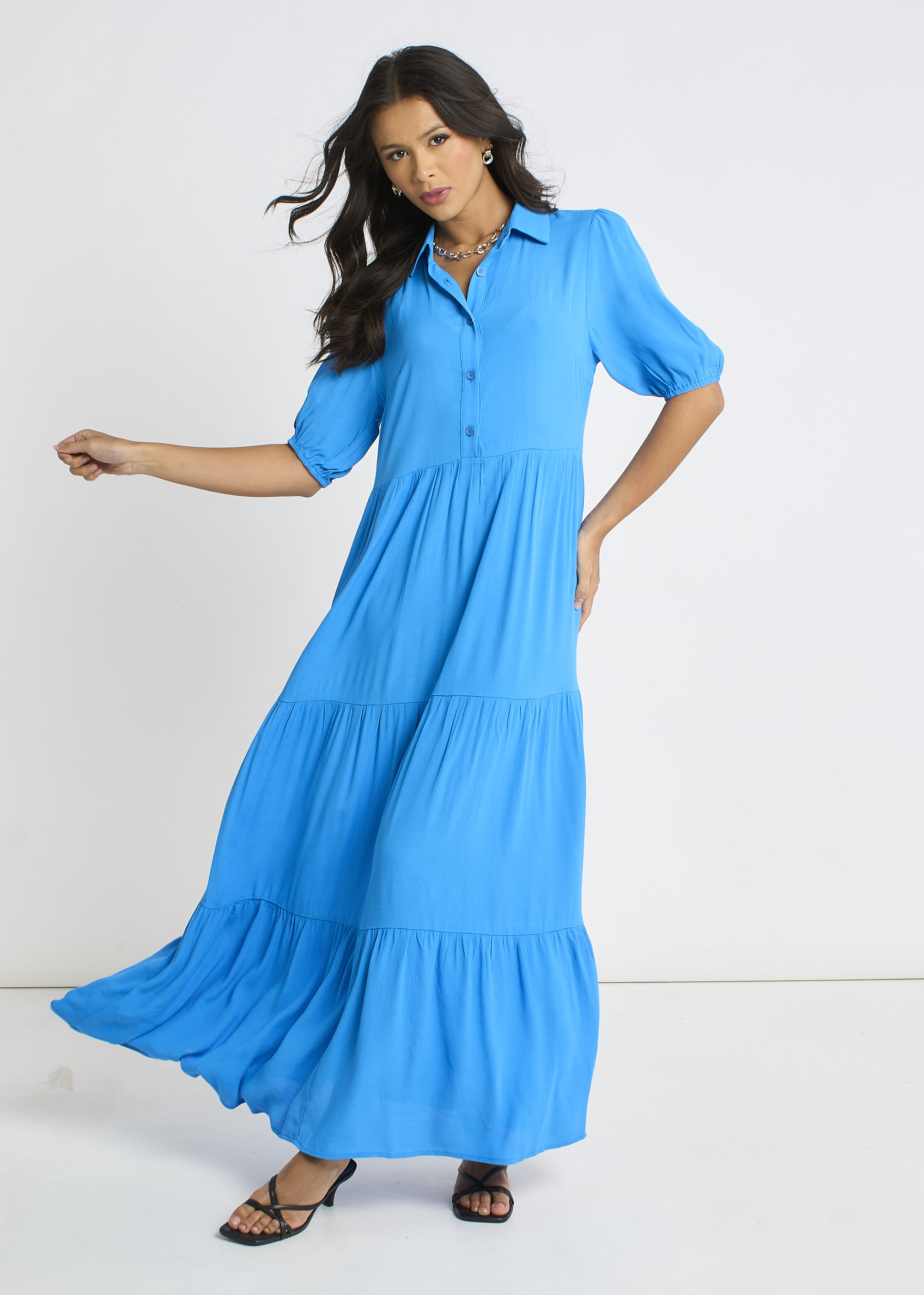 Maxikleid im Skater-Stil mit blauen Knöpfen