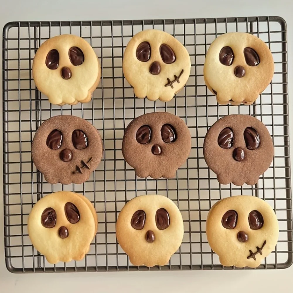 2-teiliges Halloween-Totenkopf-Ausstechformen-Set, Niedliche Skelett-Form mit Augen- und Mundlöchern für Süßigkeiten, Party-Leckereien, Backen und Fondant Image