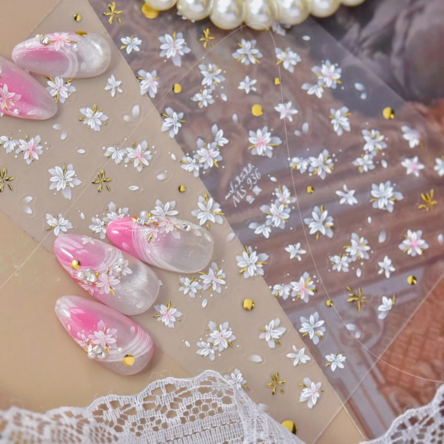 Frühlings-Kirschblüten 5D Nagelaufkleber Farbverlauf Blütenblatt Feiner Golddraht-Rand Romantisches Blumenmuster Selbstklebende Nagel-Maniküre Image