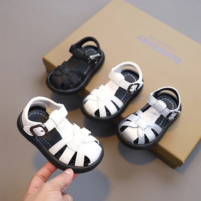 2026 Kinder-Freizeitschuhe Sandalen mit Schnalle, ausgehöhltes PU-Leder, flache Sommerschuhe für Mädchen, rutschfeste weiße schwarze Schuhe, Größe 21-30