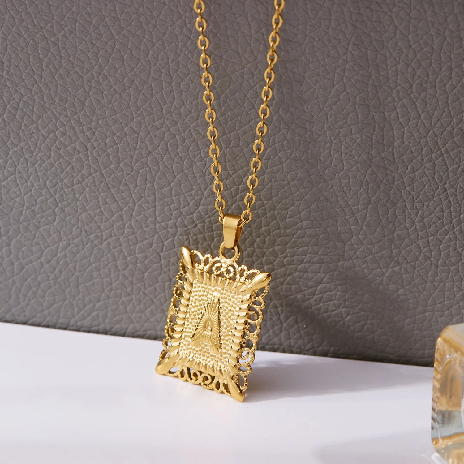 Edelstahl 26 Buchstaben Halskette neue trend ige A-Z Alphabet Gold Farbe quadratische Anhänger Halsketten für Frauen Hochzeit Geburtstags geschenke