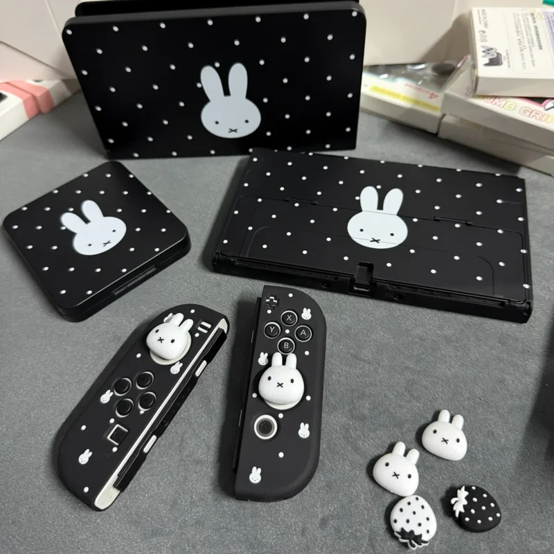 Auf Lager: Miffy Polka Dot Schutzhülle für Nintendo Switch 2 OLED NS Lite, geteilte Hartschale mit weichem Griff und Daumengriffe als Geschenk Image