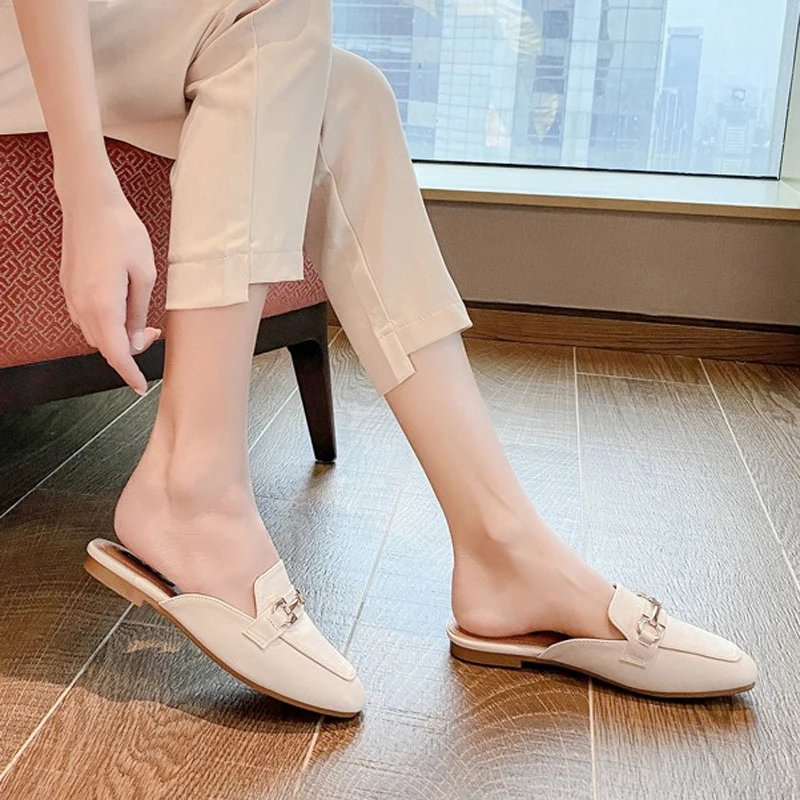 Damen Pantoletten mit Zehenkappe, flache Slipper für draußen, elegante Slip-On-Sandalen für Frühling und Sommer, Party- und Business-Schuhe aus PU