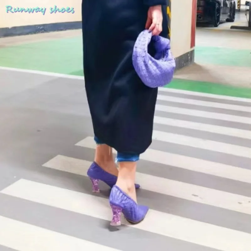 Ungewöhnliche Absätze, transparente Strasssteine, hoher Absatz, elegante lila Version, einzelne Schuhe, Sommer, luxuriöse High Heels, elastisches Band, Verschluss