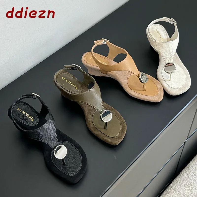 Neue 2026 Modische Metall-Elegante Damen-Sandalen Flip-Flops Keilabsatz-Schuhe Damen-Knöchelriemen Absatz-Sandalen
