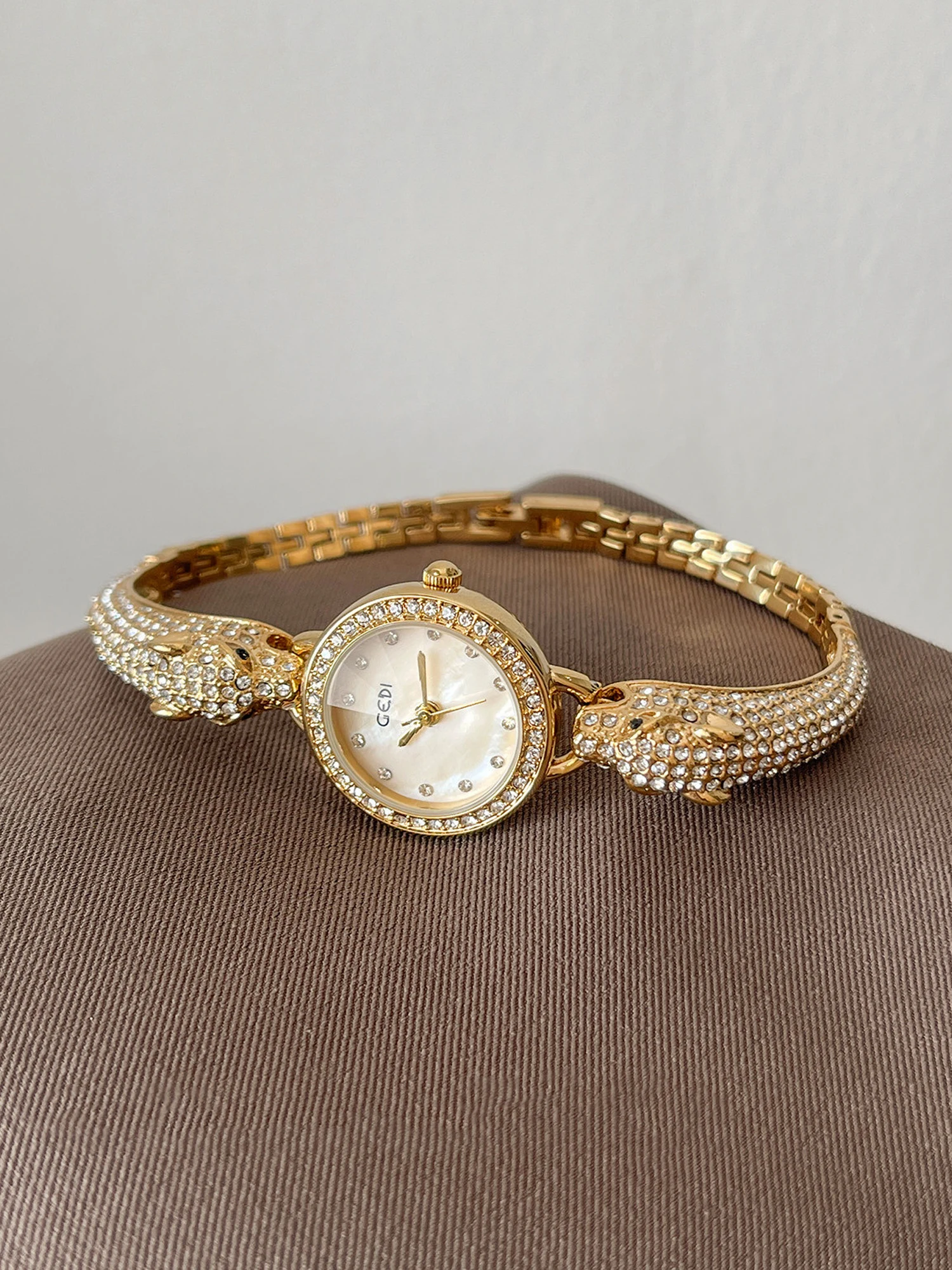 Orologio da donna classico retrò di lusso con bracciale tempestato di diamanti Orologio da donna al quarzo Bracciale a forma di drago Orologio da polso da donna regalo
