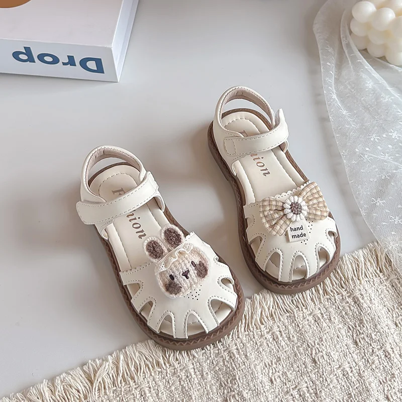Mädchen PU-Leder Sandalen mit geschlossener Zehenpartie 2026 Sommer Süße Schleife & Tier-Design Atmungsaktive, ausgehöhlte Kinderschuhe