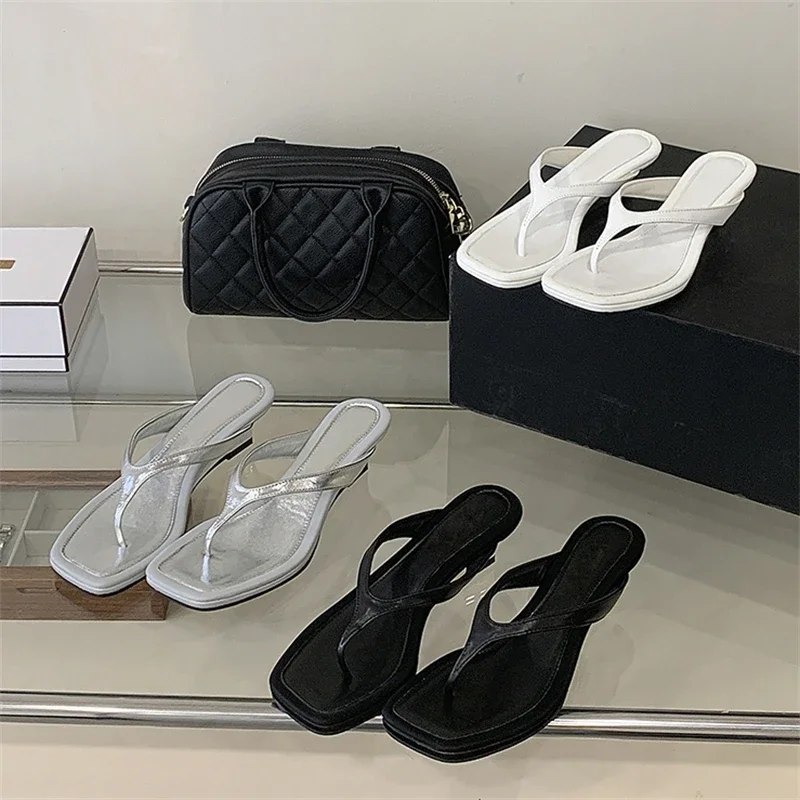Aneikeh 2026 Modische Quadratische Clip-Toe Keilabsatz-Pantoletten Niedrige Absätze Damen Party-Sandalen Sommer Flip-Flops Elegante Damenschuhe