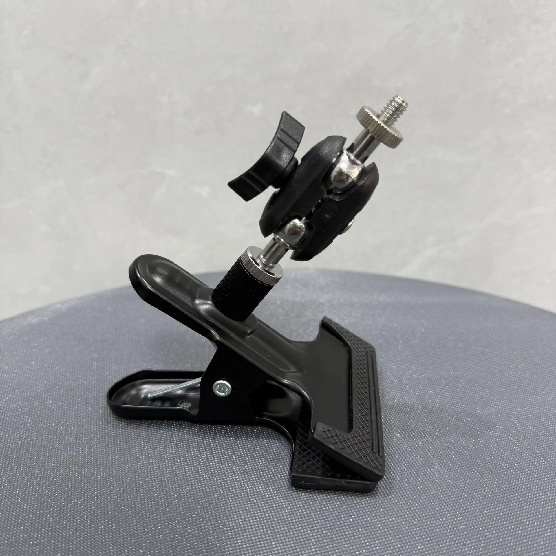 360-Grad-Drehbarer Desktop-Telefonhalter mit 1/4-Zoll-Schraube und 17mm Kugelgelenk, Rutschfester Starker Clip für Fotostudios Image
