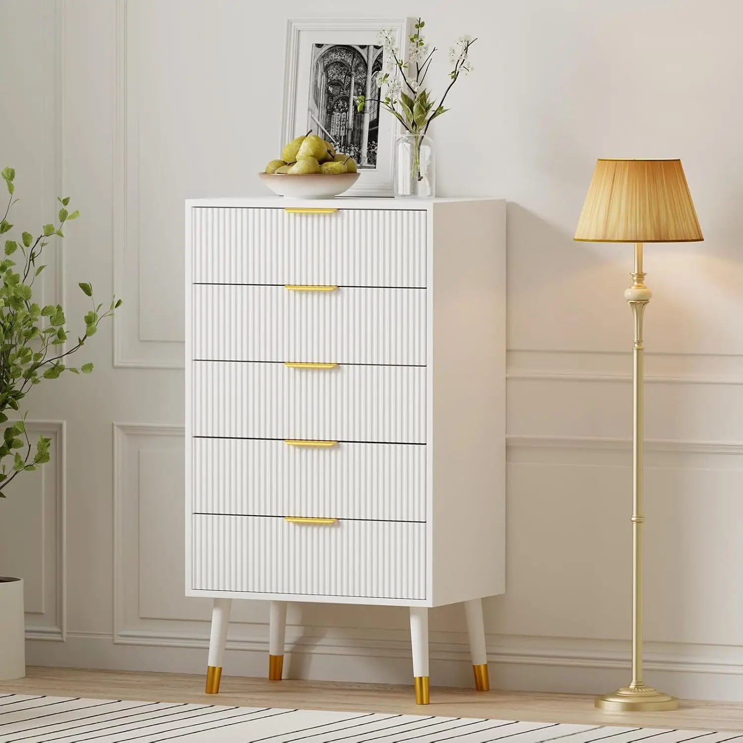 Cassettiera in Legno per Camera da Letto, Comò Stretto a 5 Cassetti Scanalati con Maniglie Dorate, Mobile Contenitore Moderno con Cassetti Piccoli