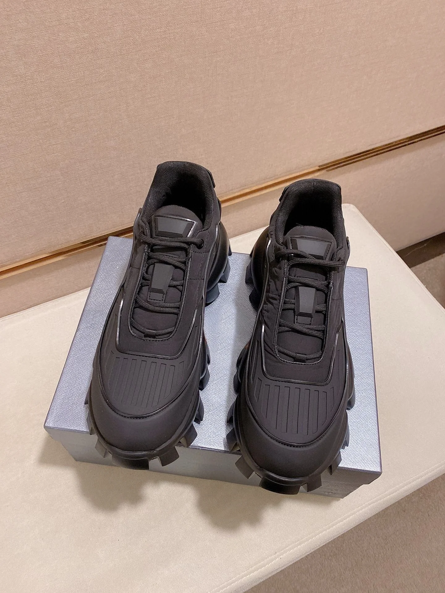 Luxusmarke Herren Casual Sneakers Outdoor-Schuhe mit Rindsleder-Einlegesohlen Pendler-Freizeitschuhe Punk-Mecha-Stil Laufschuhe