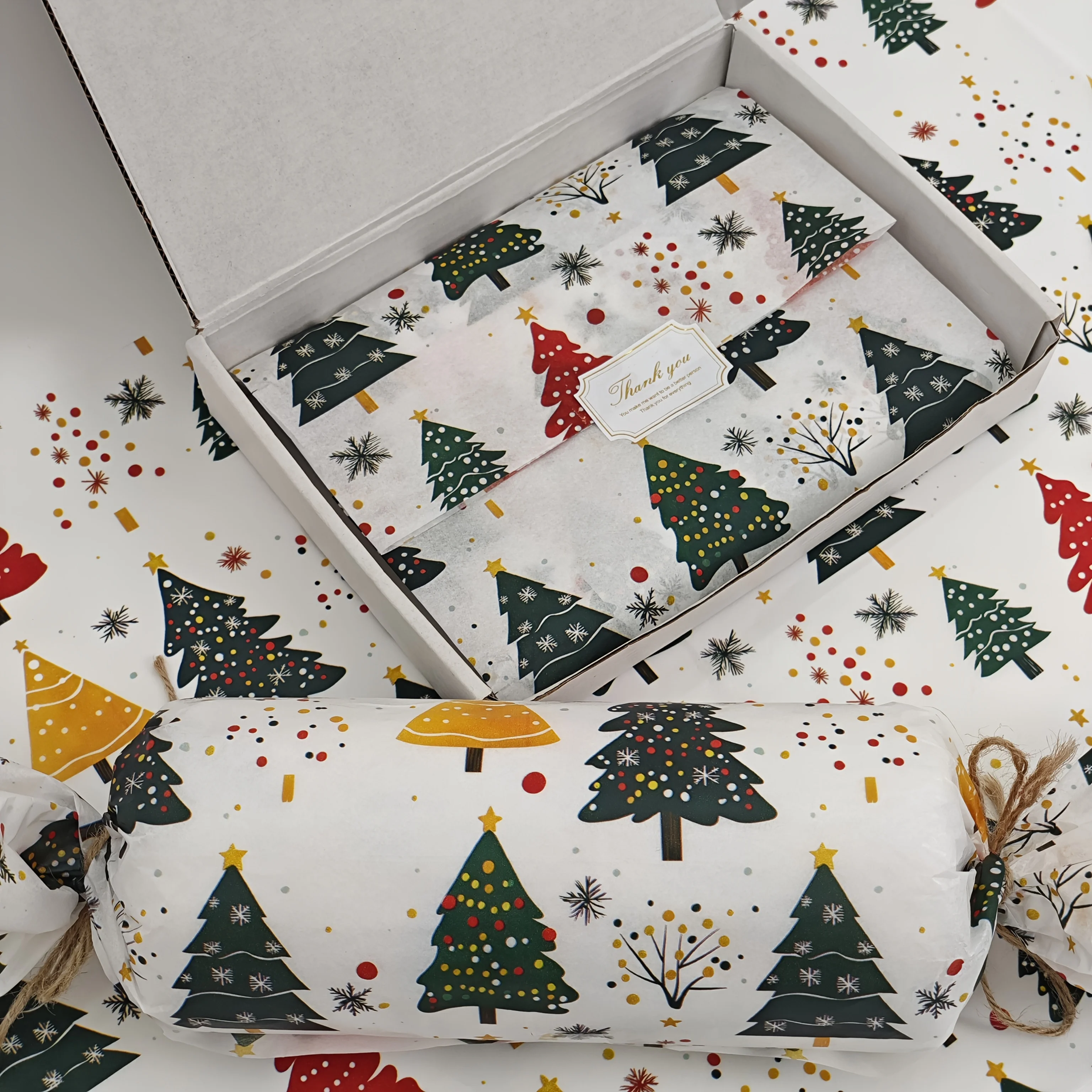 Geschenkpapier mit Weihnachtsbaum- und Feuerwerksmuster, handgefertigte Geschenkverpackung, Sichtschutz, Partydekoration, Urlaubsverpackung Image