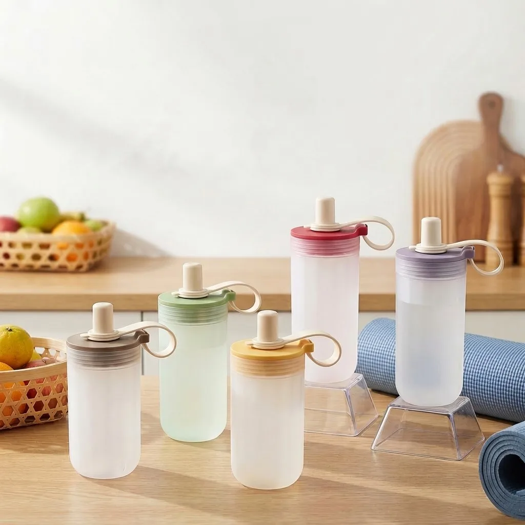Transparente Plastik-Wasserflasche, tragbarer Trinkbecher für kalte und heiße Getränke mit Griff, auslaufsicherer Trinkbecher mit Strohhalm für Kinder und Schüler Image