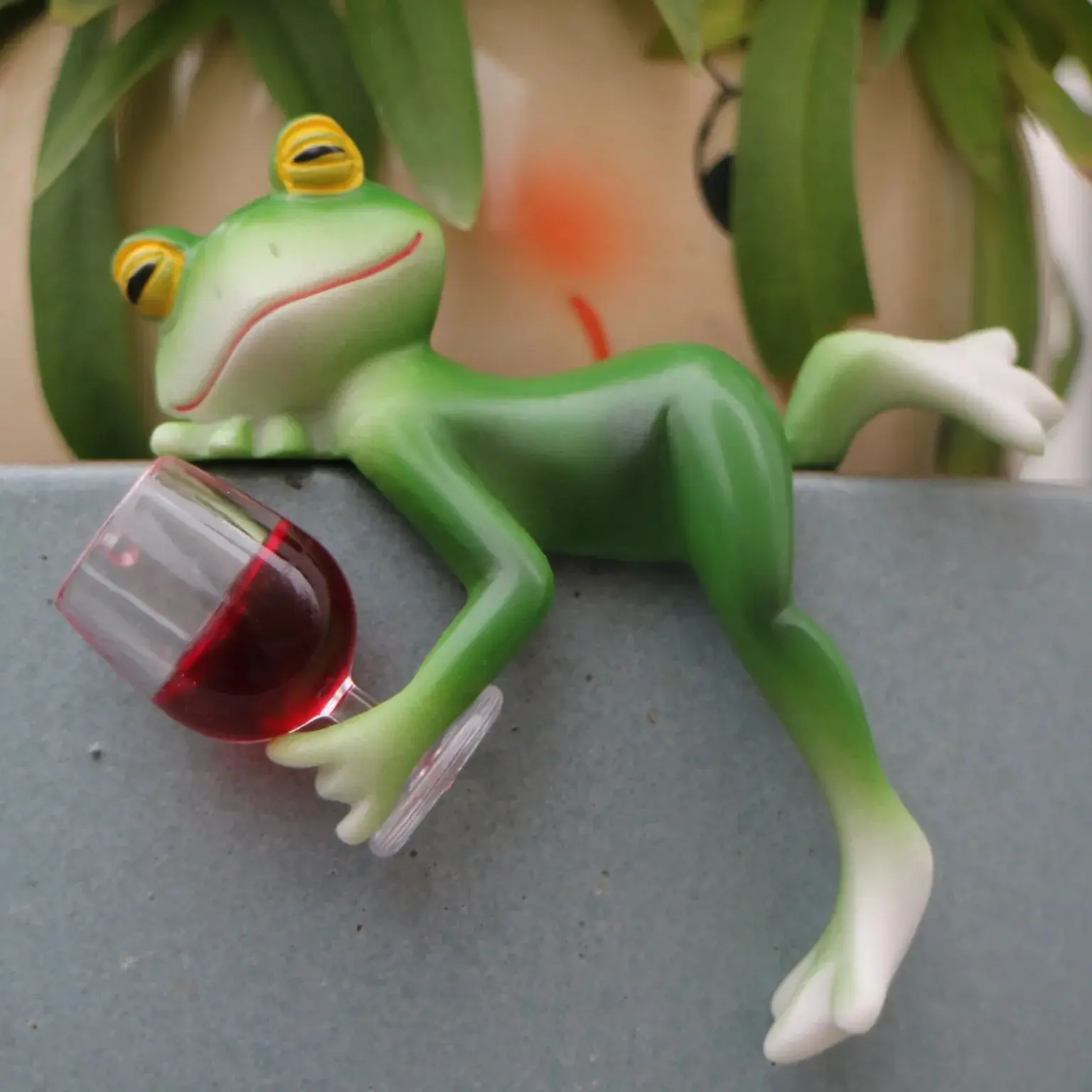 Un charmant ornement en forme de grenouille verte et de verre à vin – idéal pour la décoration intérieure et extérieure des jardins, aquariums, bassins de jardin, bordures de pots de fleurs et jardins sur le thème des grenouilles.