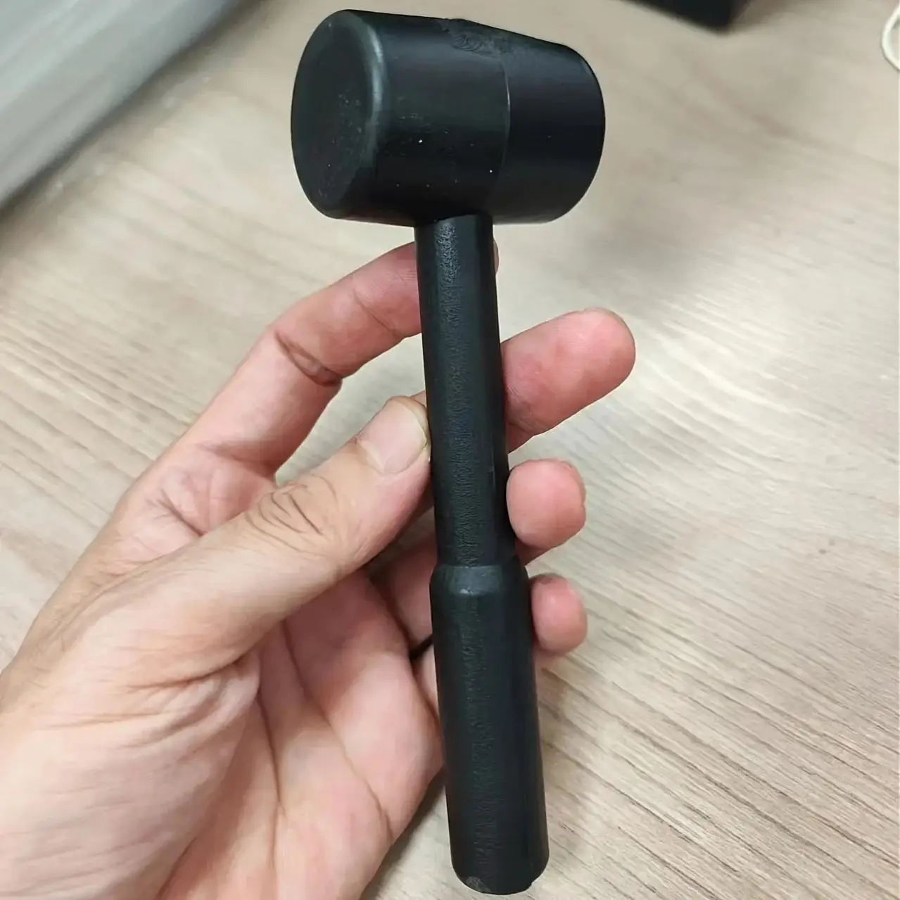 Schwarzer Gummihammer – Langlebiges und vielseitiges Werkzeug für Heimwerker, Heimreparaturen und industrielle Anwendungen, perfekt als Geschenkidee. Image