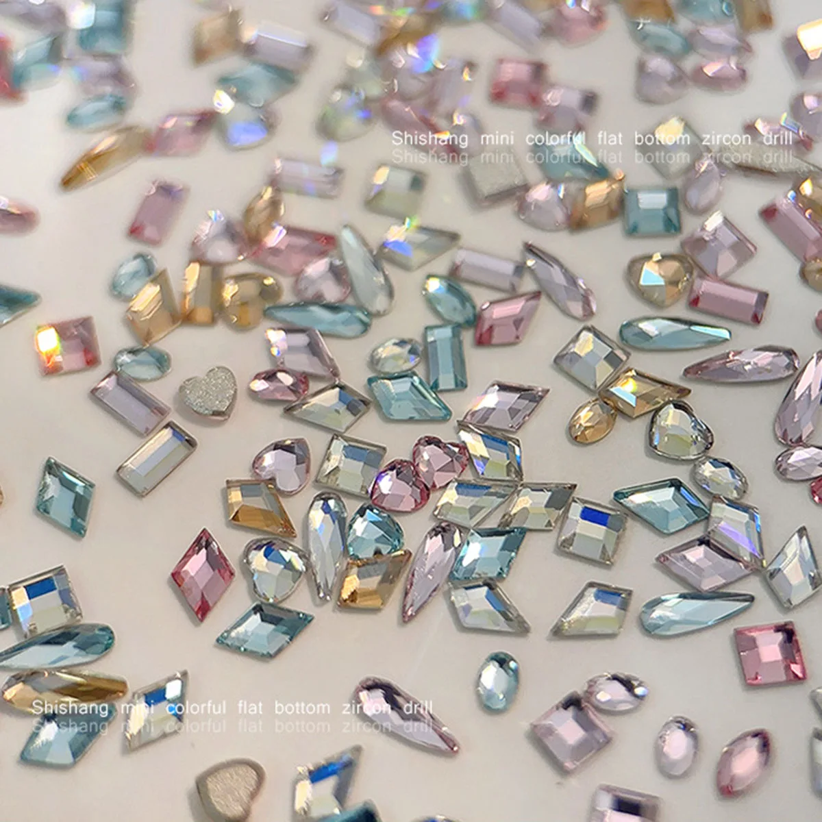 50 Stück K9 glänzende, flache Nagelkunst-Strass-Kristalldiamanten, Zubehör für Nageldekoration, Maniküre-Zubehör, Material Image