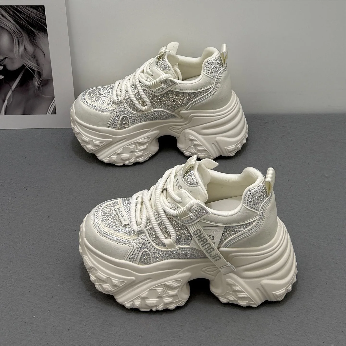 Dickbesohlte Dad-Sneaker 2026 Neuer Stil Strass Modische Innere Erhöhung Damenschuhe