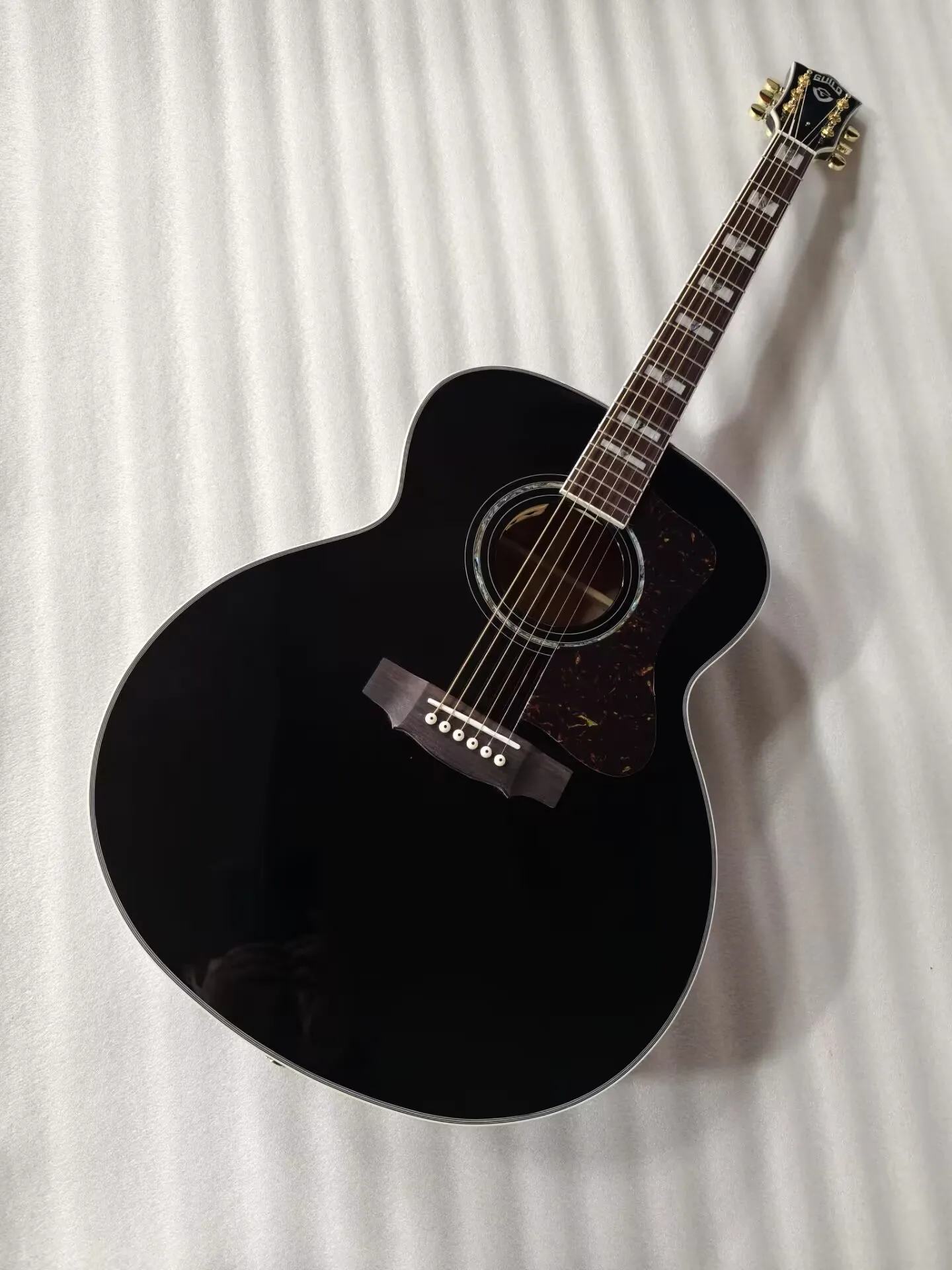 Jumbo-Profi-Gitarre, massiver Deckel, schwarz lackiert, Guild-Stil, 6-saitige akustisch-elektrische Gitarre Image