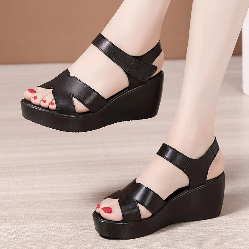 Kleine und große Größen 33-43 Weiche Lederschuhe Damen Mittelhohe Absätze Keilsandalen 2026 Sommer Dicke Plateau-Sandalen Büro Strand Mutter